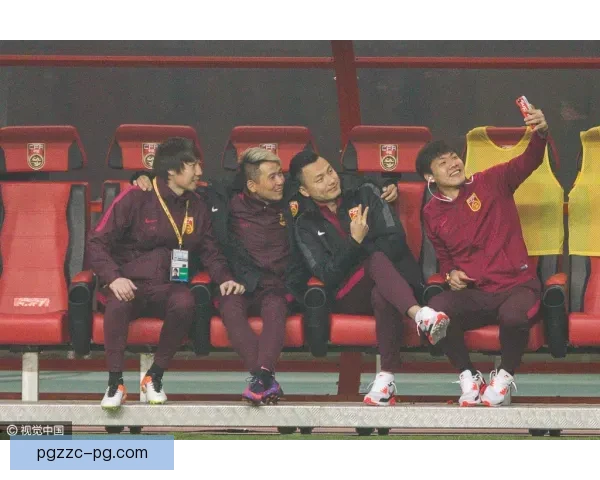 替补登场，闪耀舞台风云：球场背后的幕后英雄